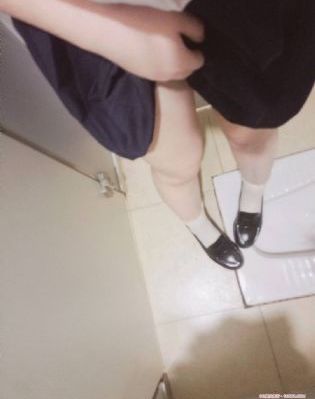 长腿牛仔裤美女阳台被强奷_BD国语电影在线看